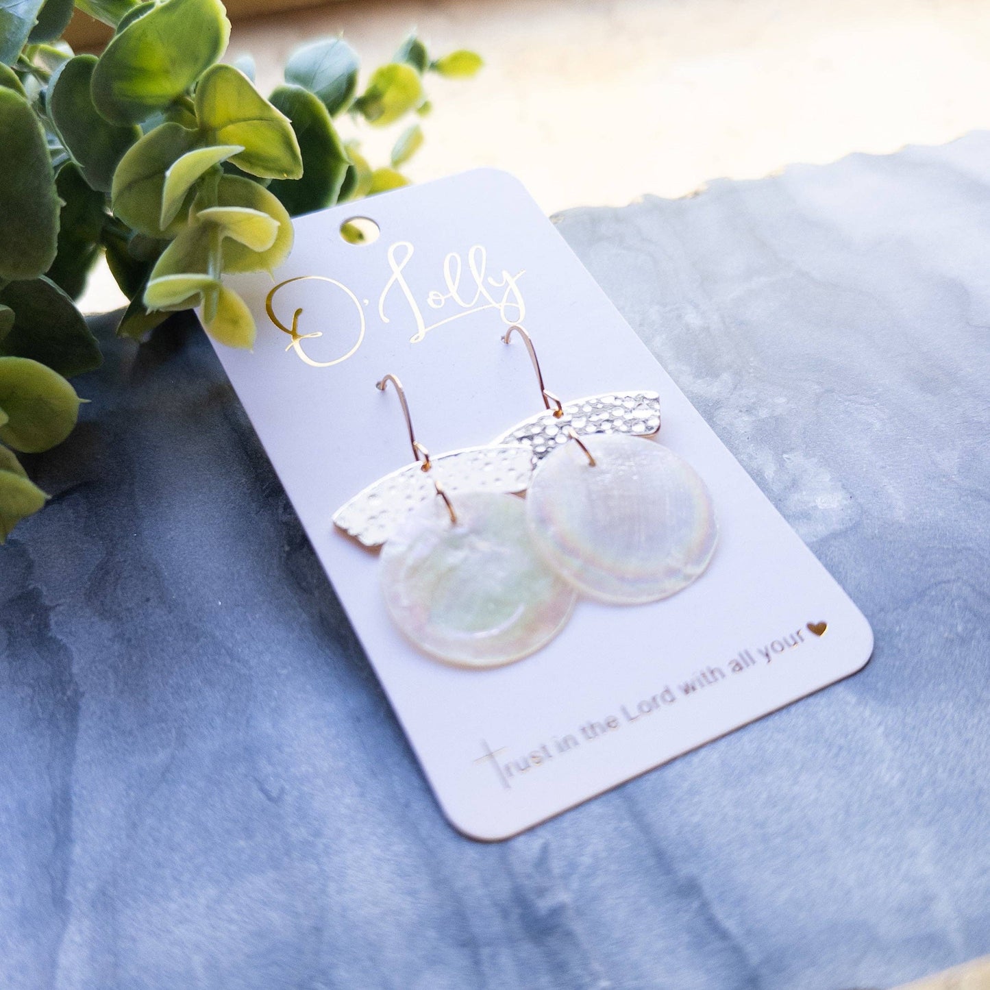 Gold Hammered Connector w/Pearl Flat Disc Dangle Earrings